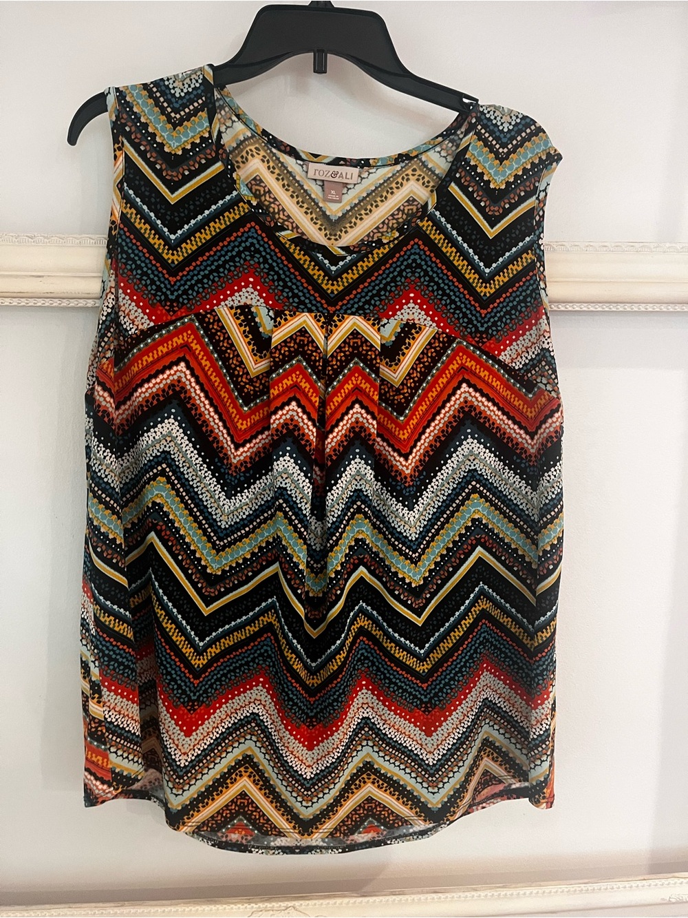 Roz & Ali Multicolor Chevron V-Neck Sleeveless Top